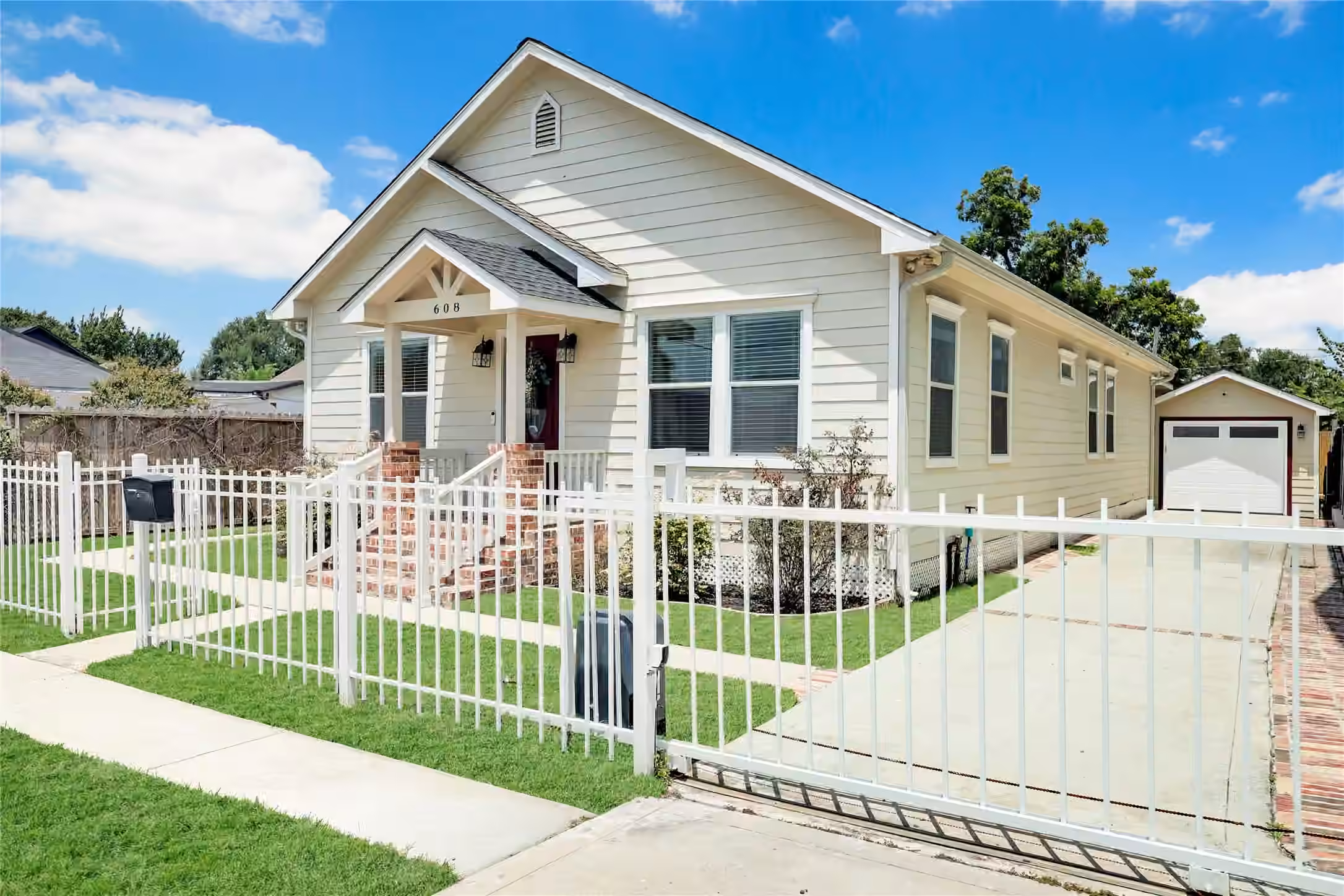 Photo 2 of 608 Jewett Street, Houston, TX