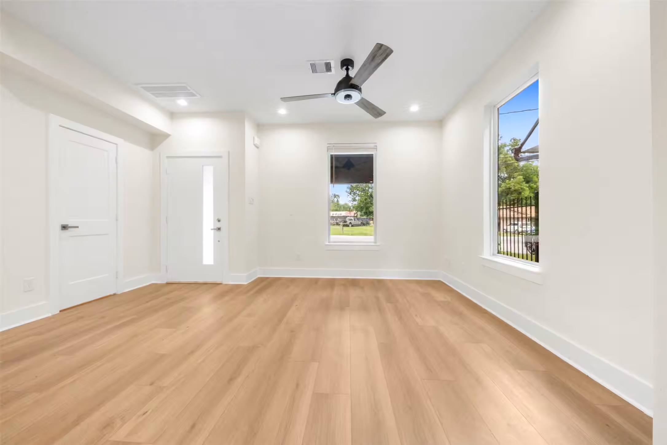 Photo 5 of 1275 Dewalt Street, Houston, TX
