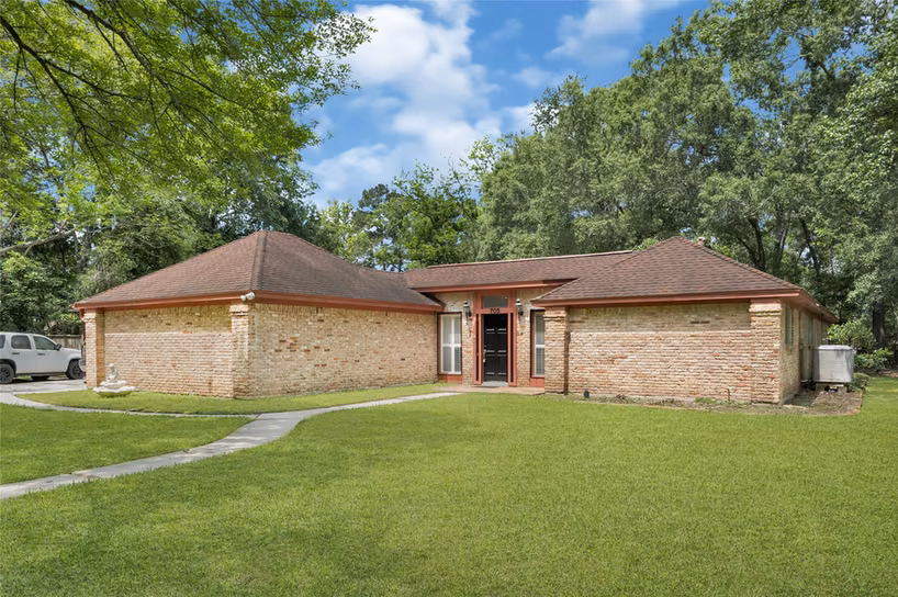 Photo 2 of 705 Holly Springs Court, Conroe, TX