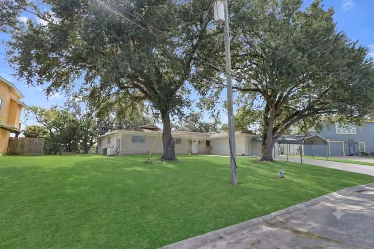 Photo 3 of 211 Rue Orleans Street, Baytown, TX