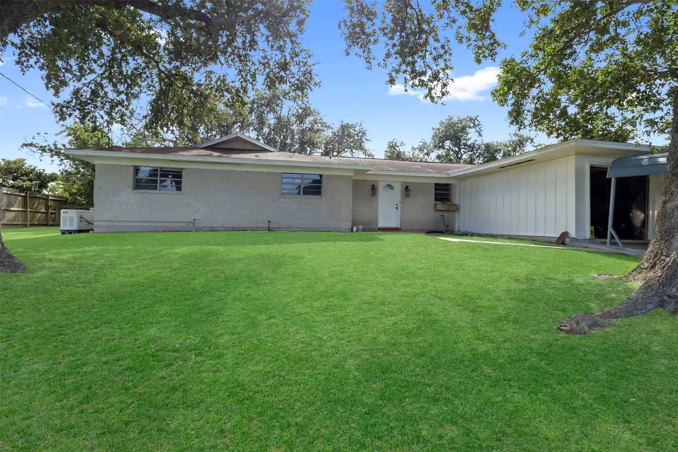 Photo 4 of 211 Rue Orleans Street, Baytown, TX