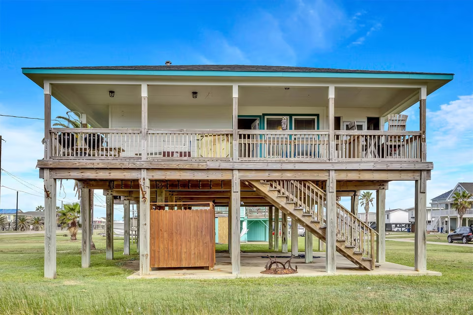 Photo 3 of 818 Sea Shell Drive, Freeport, TX