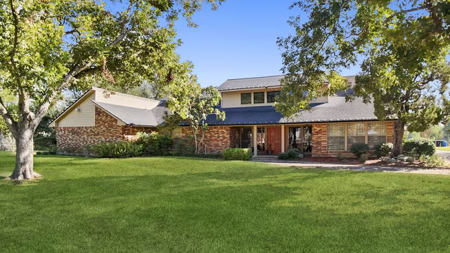 Photo of 11318 Wallisville Road, Houston, TX 77013