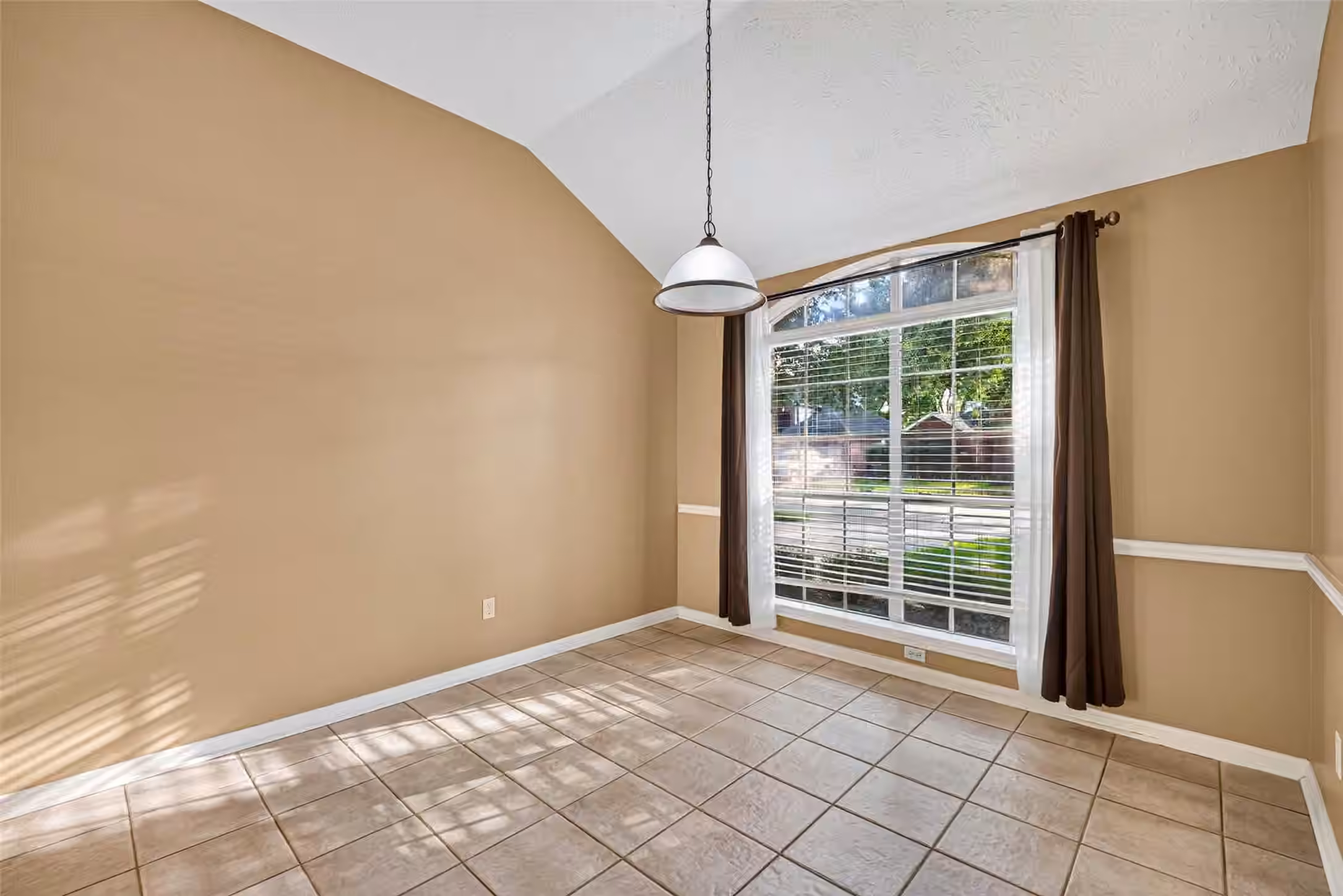 Photo 5 of 827 N Wellsford Drive, Pearland, TX