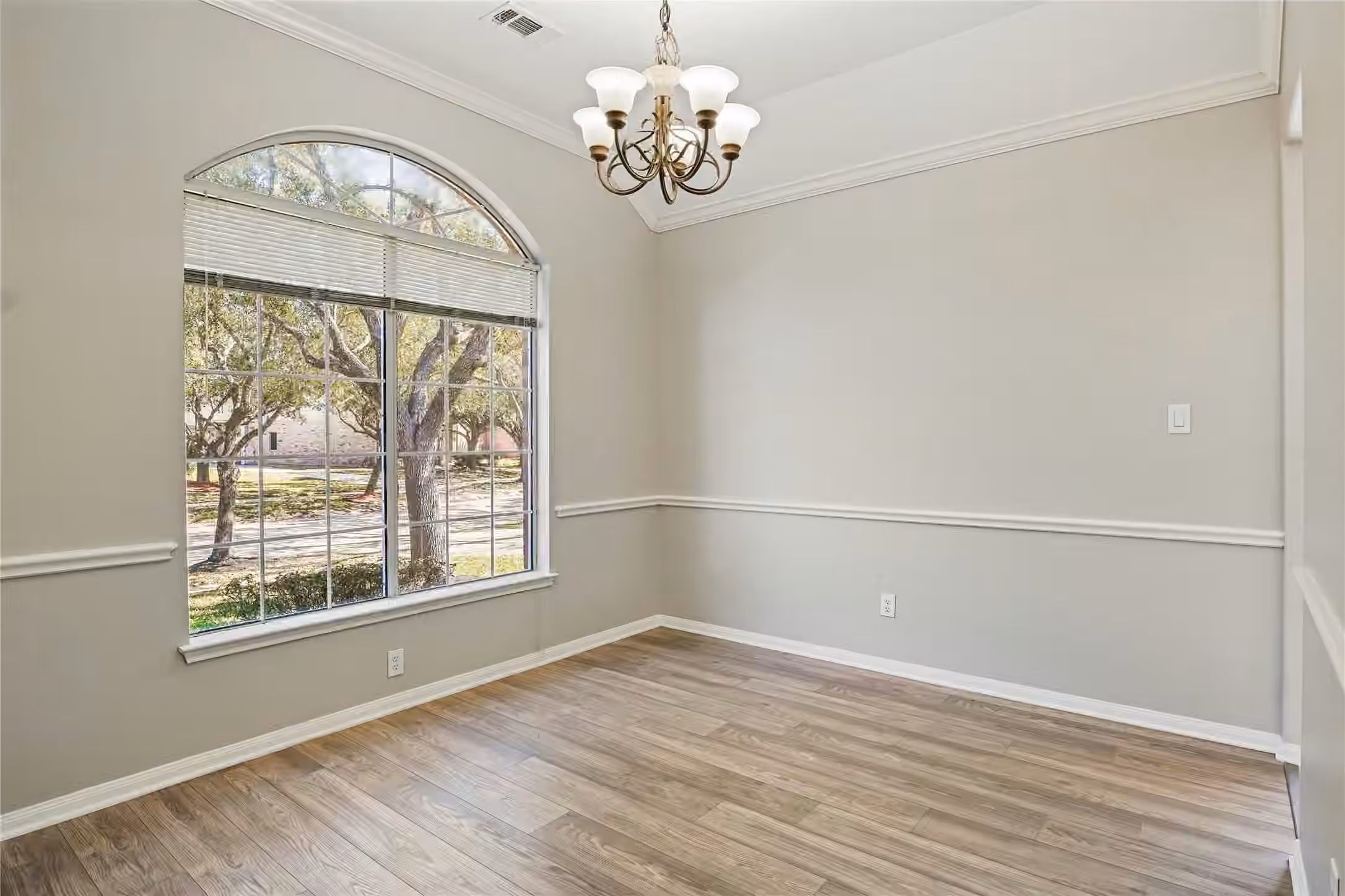 Photo 3 of 5710 Shady Hollow Court, Rosharon, TX