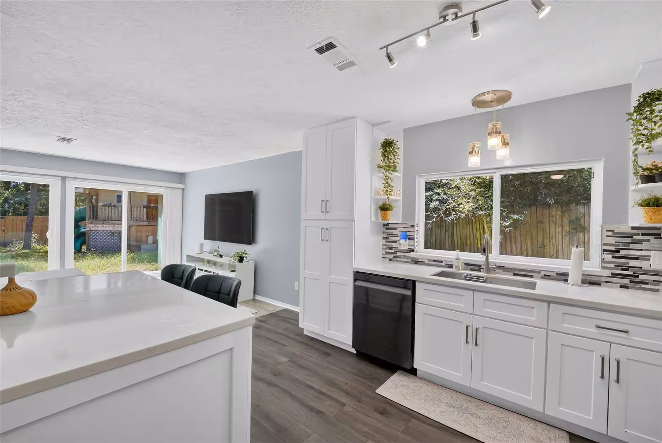 Photo 7 of 1610 N Red Cedar Circle, The Woodlands, TX