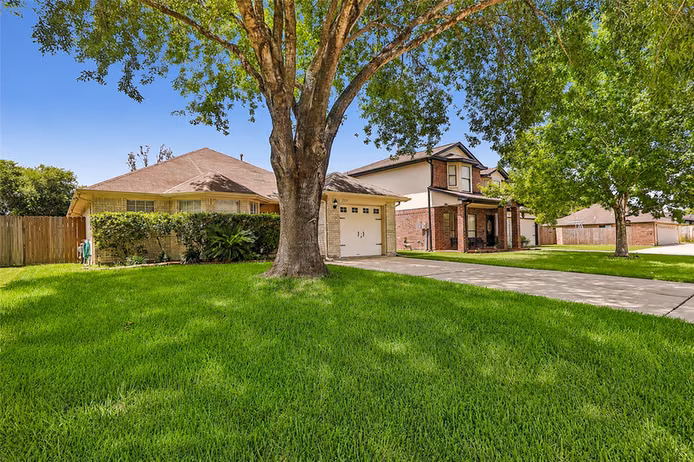 Photo 2 of 5519 Chisholm Trail, Dickinson, TX