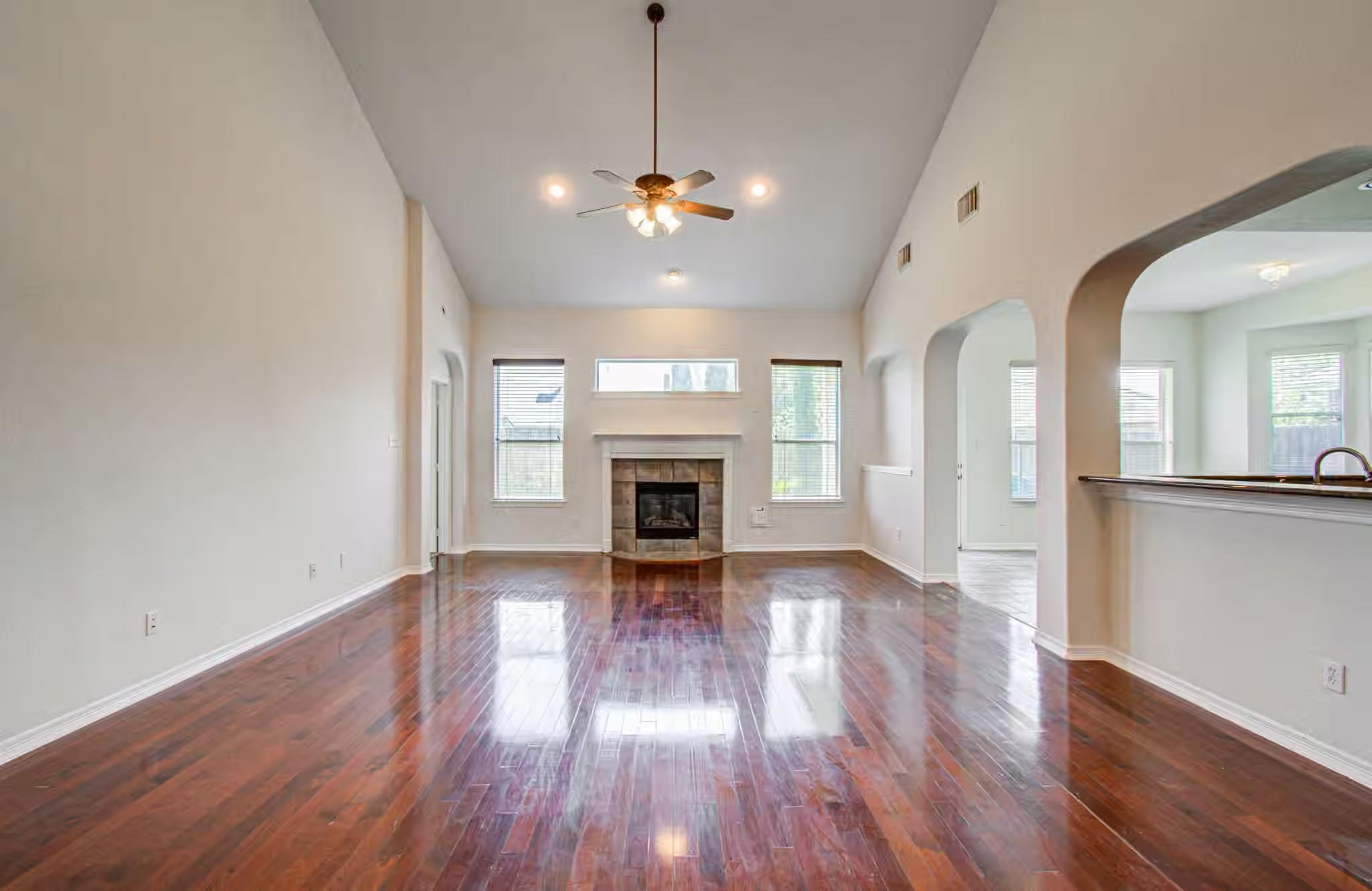 Photo 5 of 13919 Charterhouse Way, Sugar Land, TX