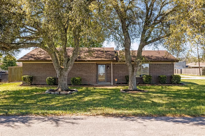 Photo of 1706 Avenue A, Danbury, TX