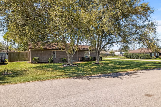Photo 3 of 1706 Avenue A, Danbury, TX