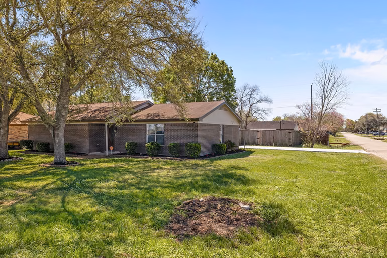 Photo 4 of 1706 Avenue A, Danbury, TX