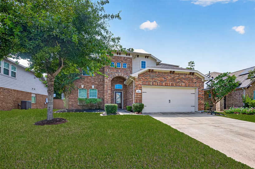 Photo 2 of 104 Long Meadow Court, Clute, TX