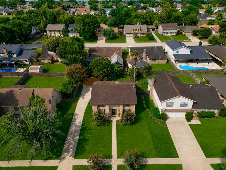 Photo 5 of 10819 Sagetrail Drive, Houston, TX