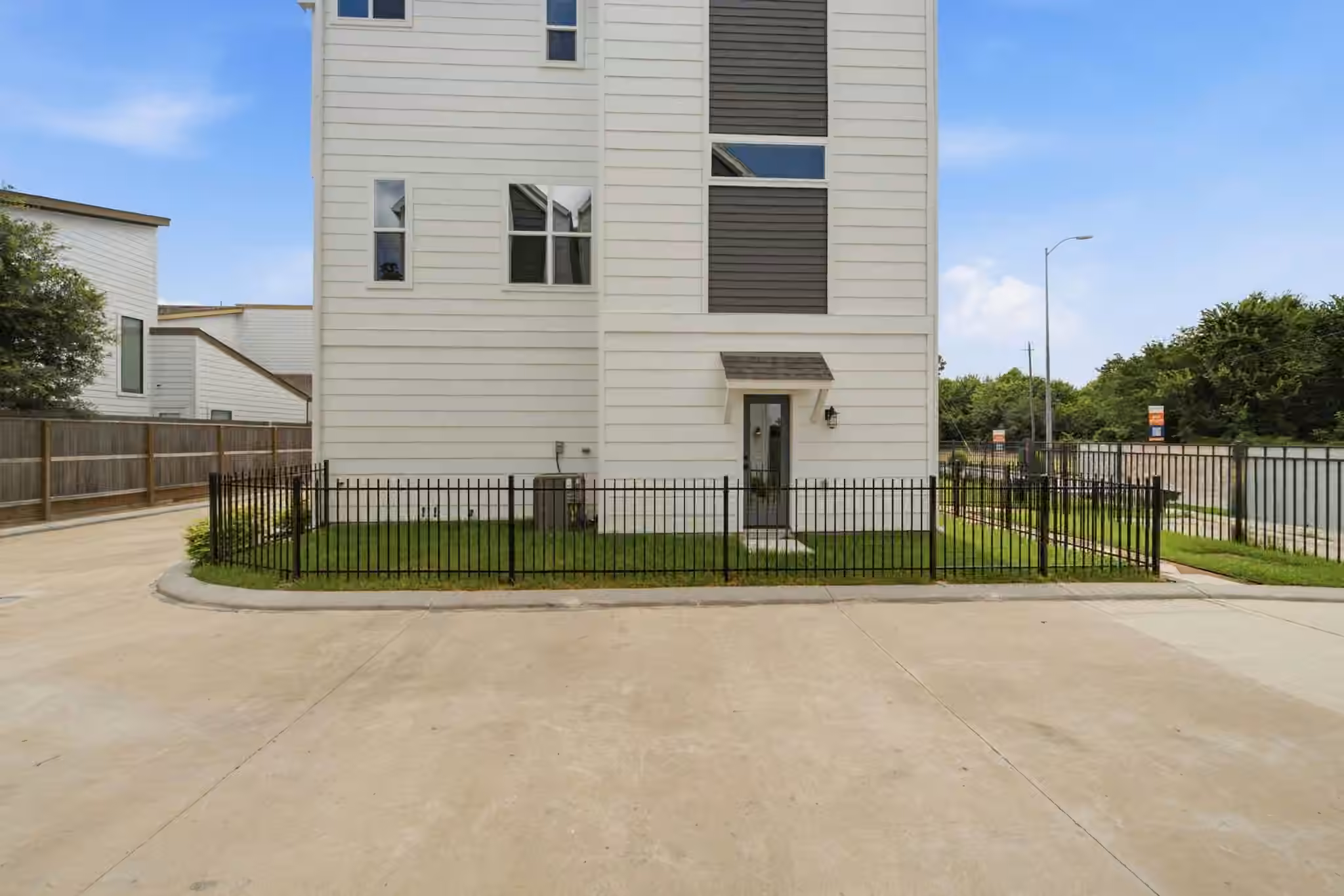 Photo 3 of 1648 W Tidwell Road, Houston, TX