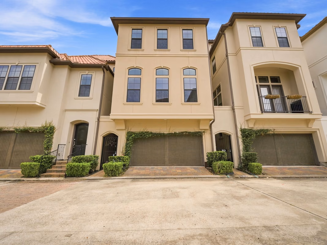 Photo 2 of 911 Queen Annes Road, Houston, TX