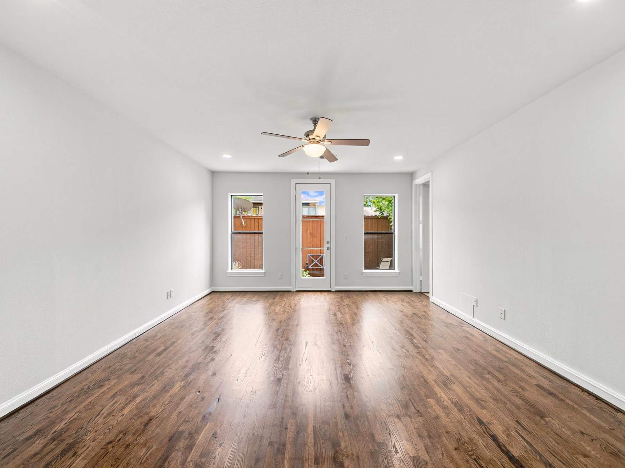 Photo 5 of 911 Queen Annes Road, Houston, TX