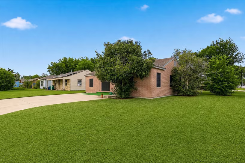Photo 3 of 1419 Silverdale Street, Houston, TX
