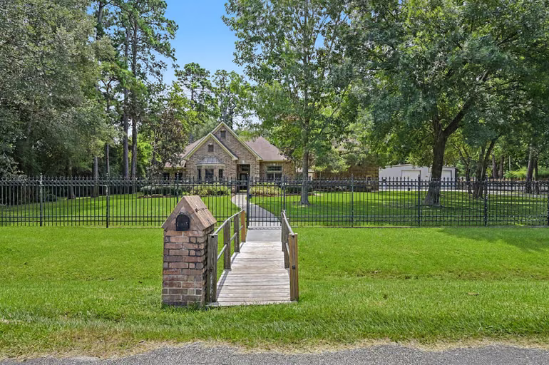 Photo 3 of 11815 Advance Drive, Houston, TX