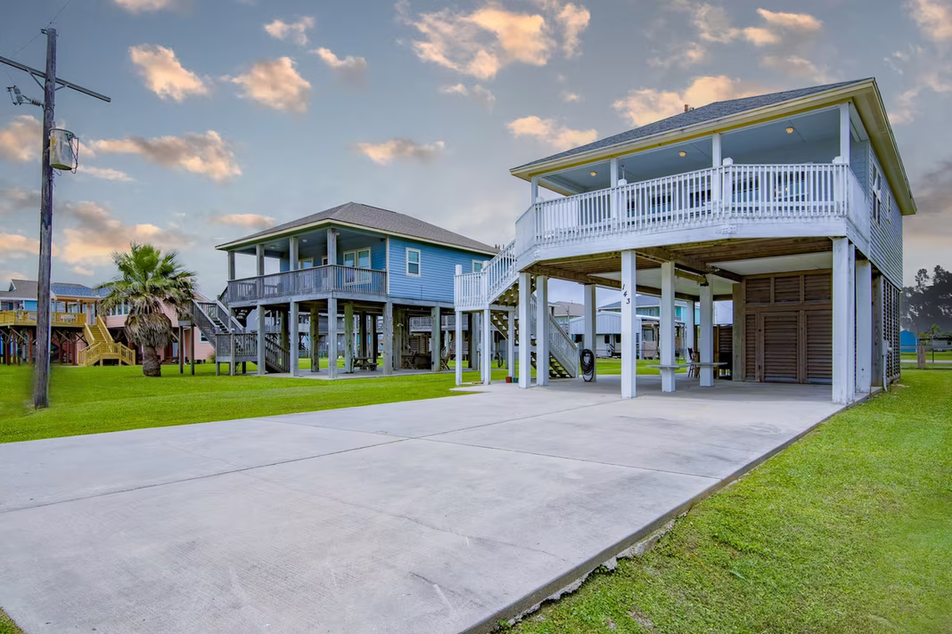 Photo 2 of 143 Ocean View Drive, Crystal Beach, TX