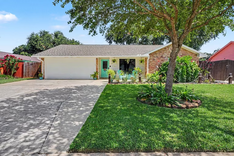 Photo 3 of 5003 Meadow Lark Lane, Dickinson, TX