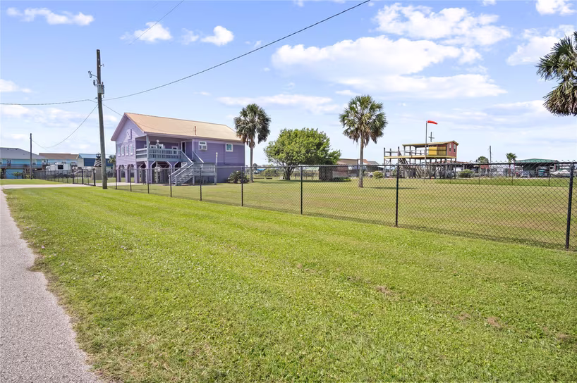 Photo 2 of 927 W Verdie Drive, Crystal Beach, TX