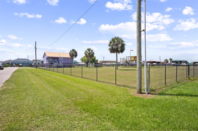 Photo 3 of 927 W Verdie Drive, Crystal Beach, TX