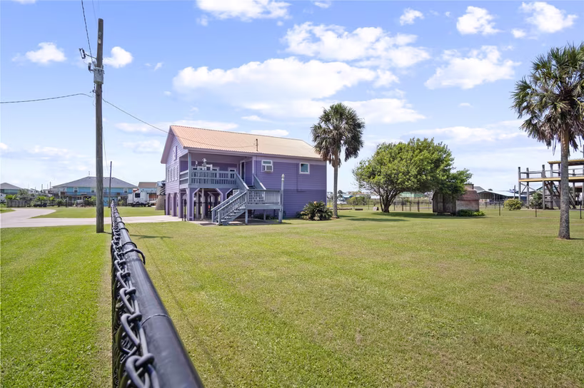 Photo 4 of 927 W Verdie Drive, Crystal Beach, TX
