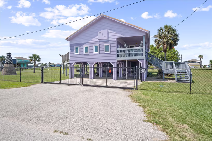 Photo 5 of 927 W Verdie Drive, Crystal Beach, TX