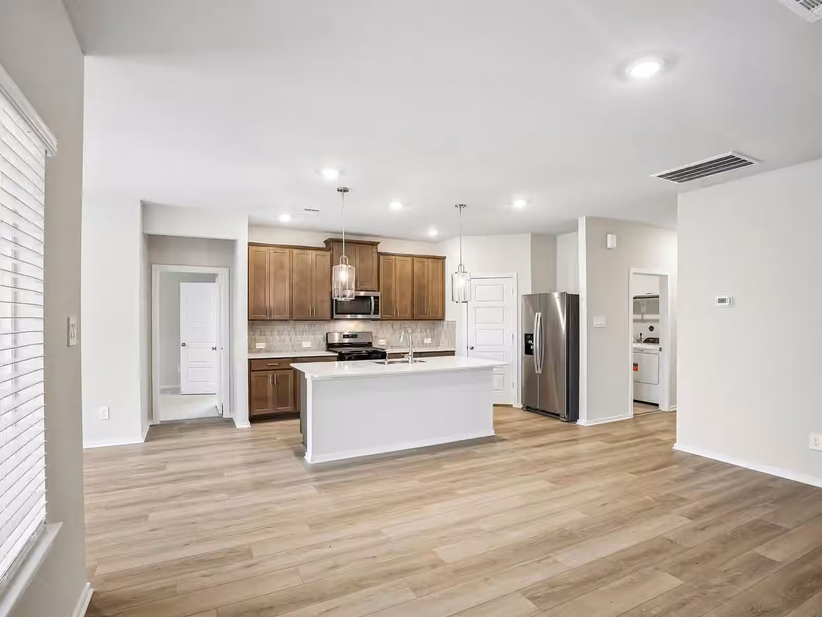 Photo 3 of 5232 Redbud Valley Drive, Pearland, TX
