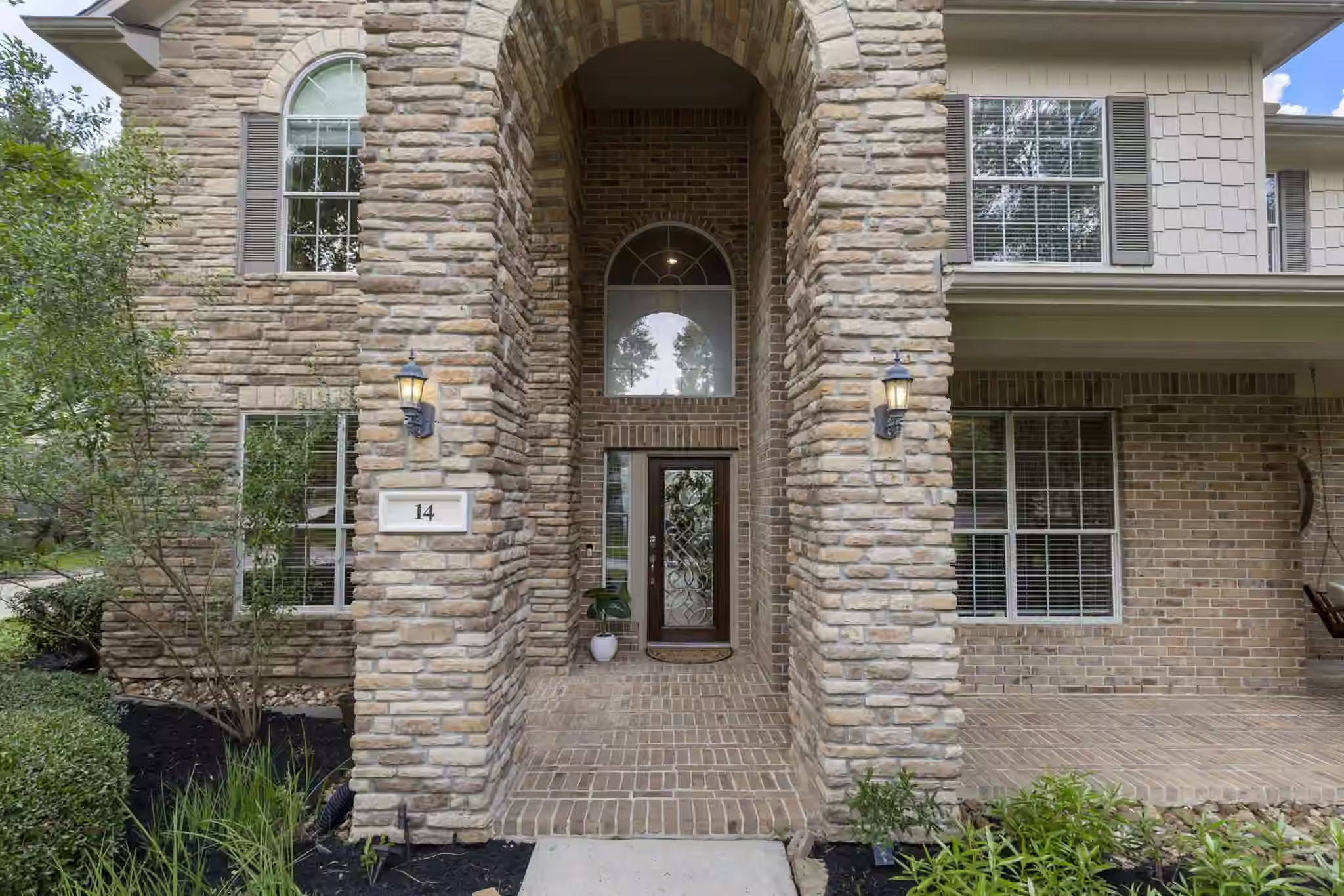 Photo 3 of 14 N Bardsbrook Circle, The Woodlands, TX