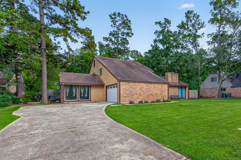 Photo 2 of 23610 Creekview Drive, Spring, TX