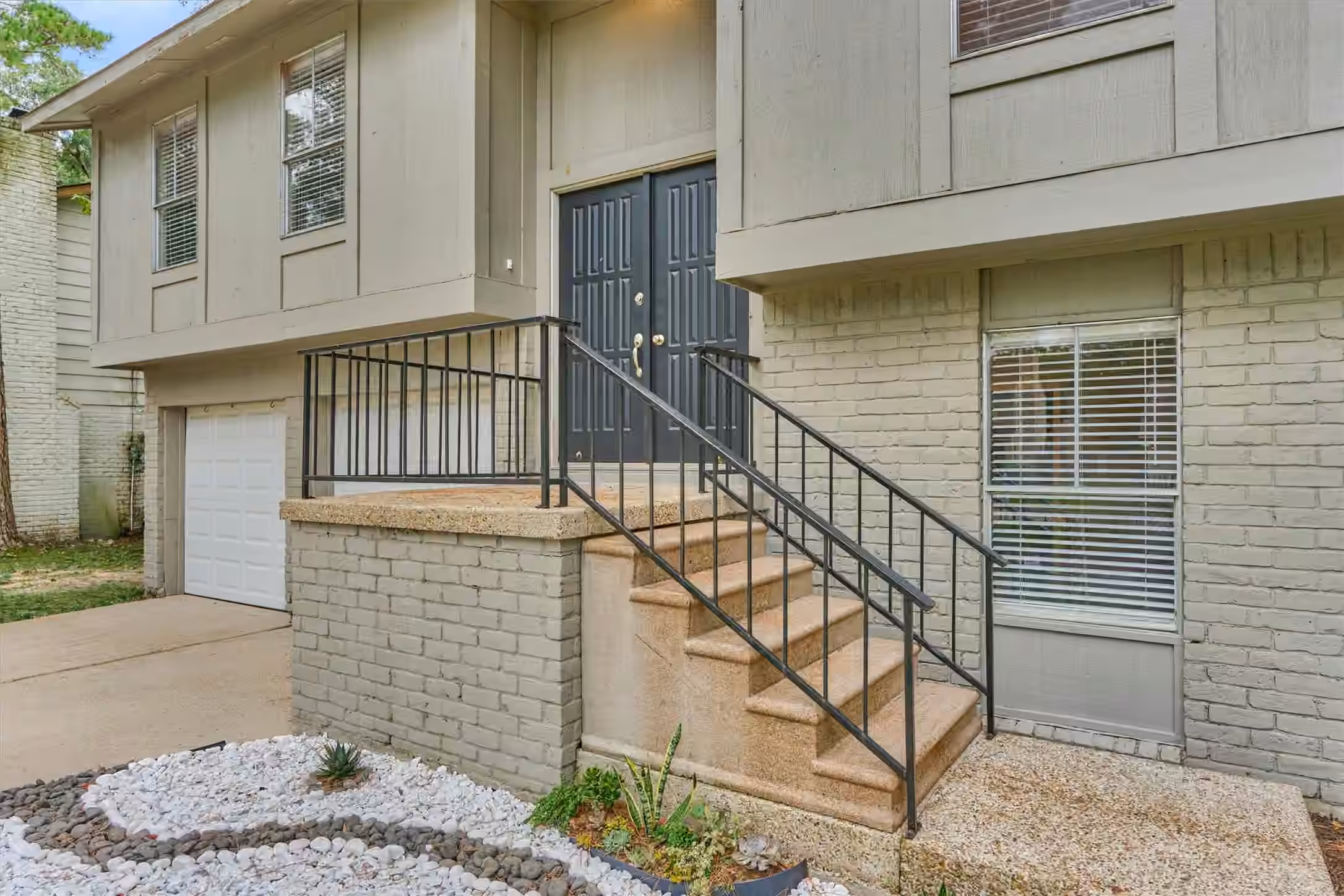 Photo 3 of 2051 Oak Shores Drive, Kingwood, TX