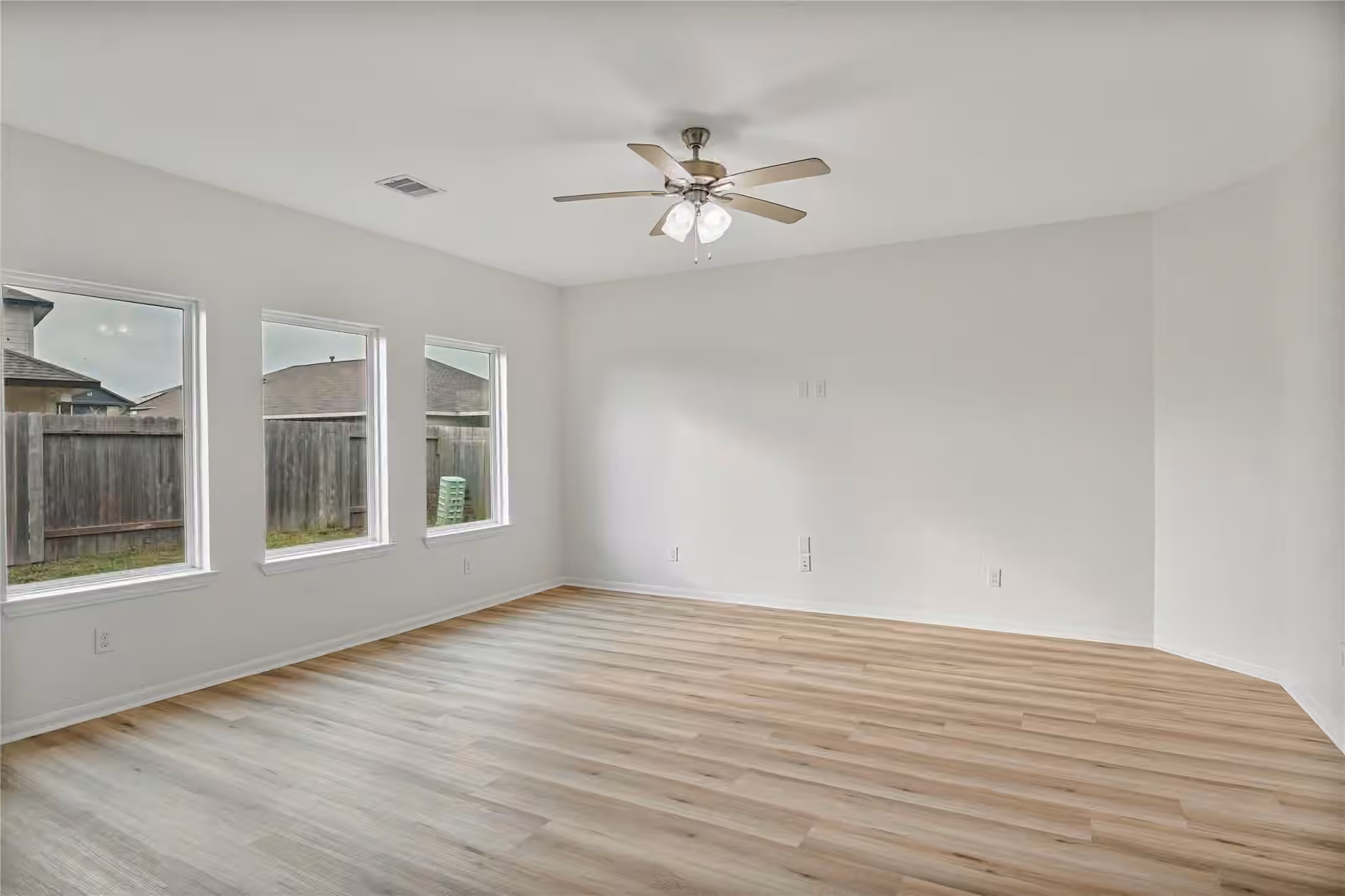 Photo 4 of 10511 Kings River Dr, Rosharon, TX
