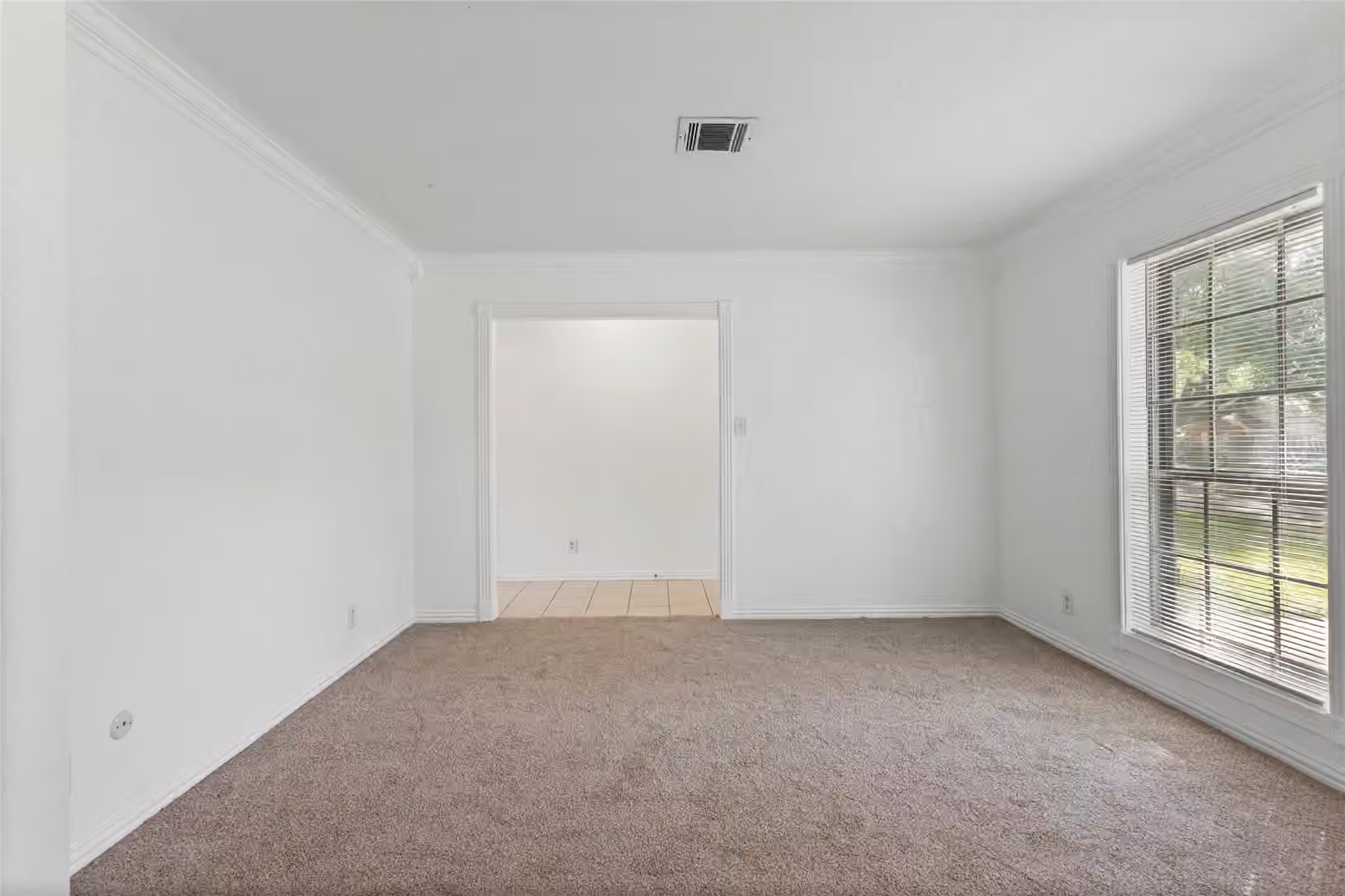 Photo 6 of 707 Briargrove Drive, Alvin, TX