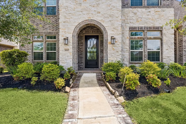 Photo 6 of 18907 Galloway Reach Drive, Cypress, TX