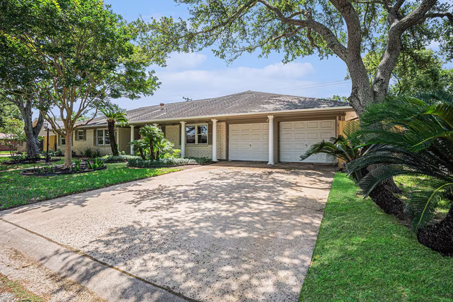 Photo 2 of 33 Maple Lane, Galveston, TX