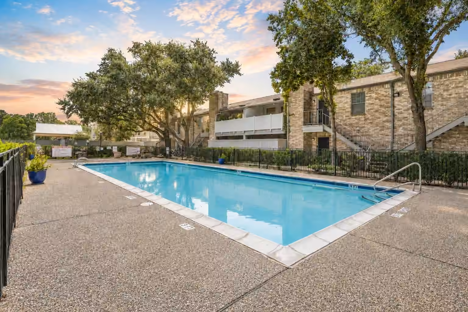 Photo 4 of 8243 Creekbend Drive 8243, Houston, TX