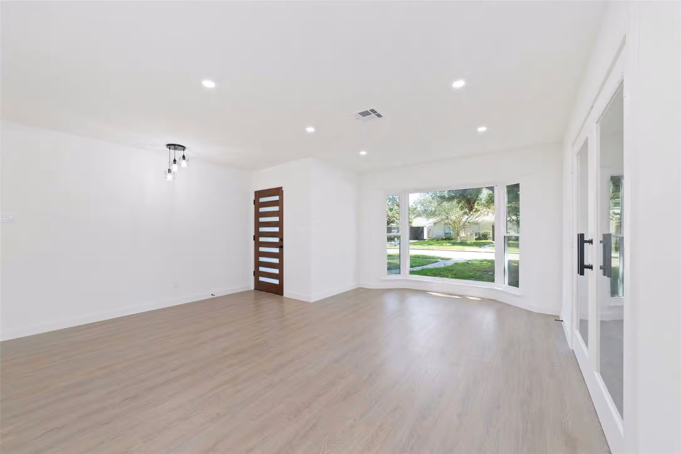 Photo 4 of 5950 Dumfries Dr, Houston, TX