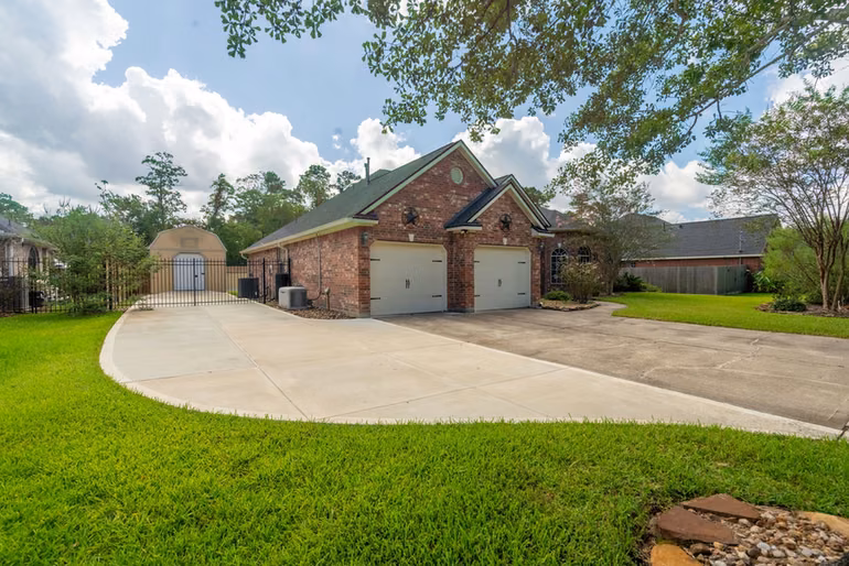 Photo 2 of 32510 Riverwood Drive, Magnolia, TX