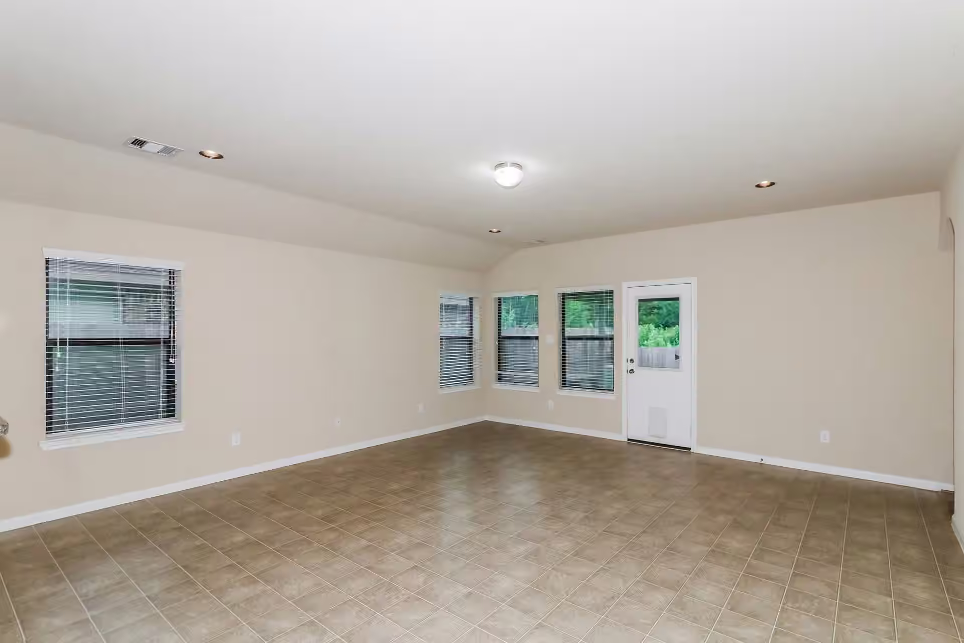 Photo 3 of 429 De Coster Boulevard, Alvin, TX