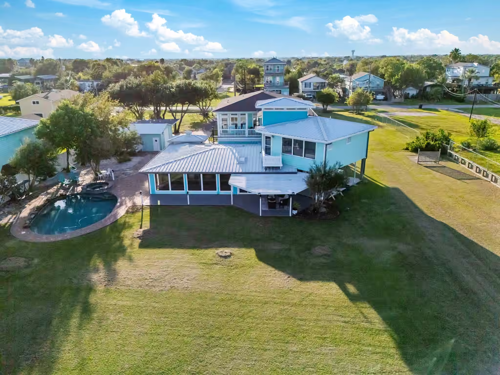 Photo 2 of 815 5th Street, Dickinson, TX