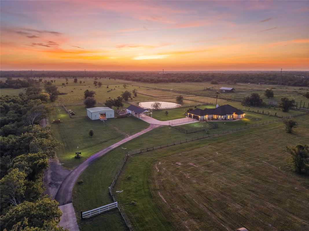 Photo of 616 County Road 44, Angleton, TX