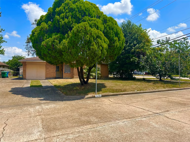 Photo 2 of 5502 Mackinaw Street, Houston, TX