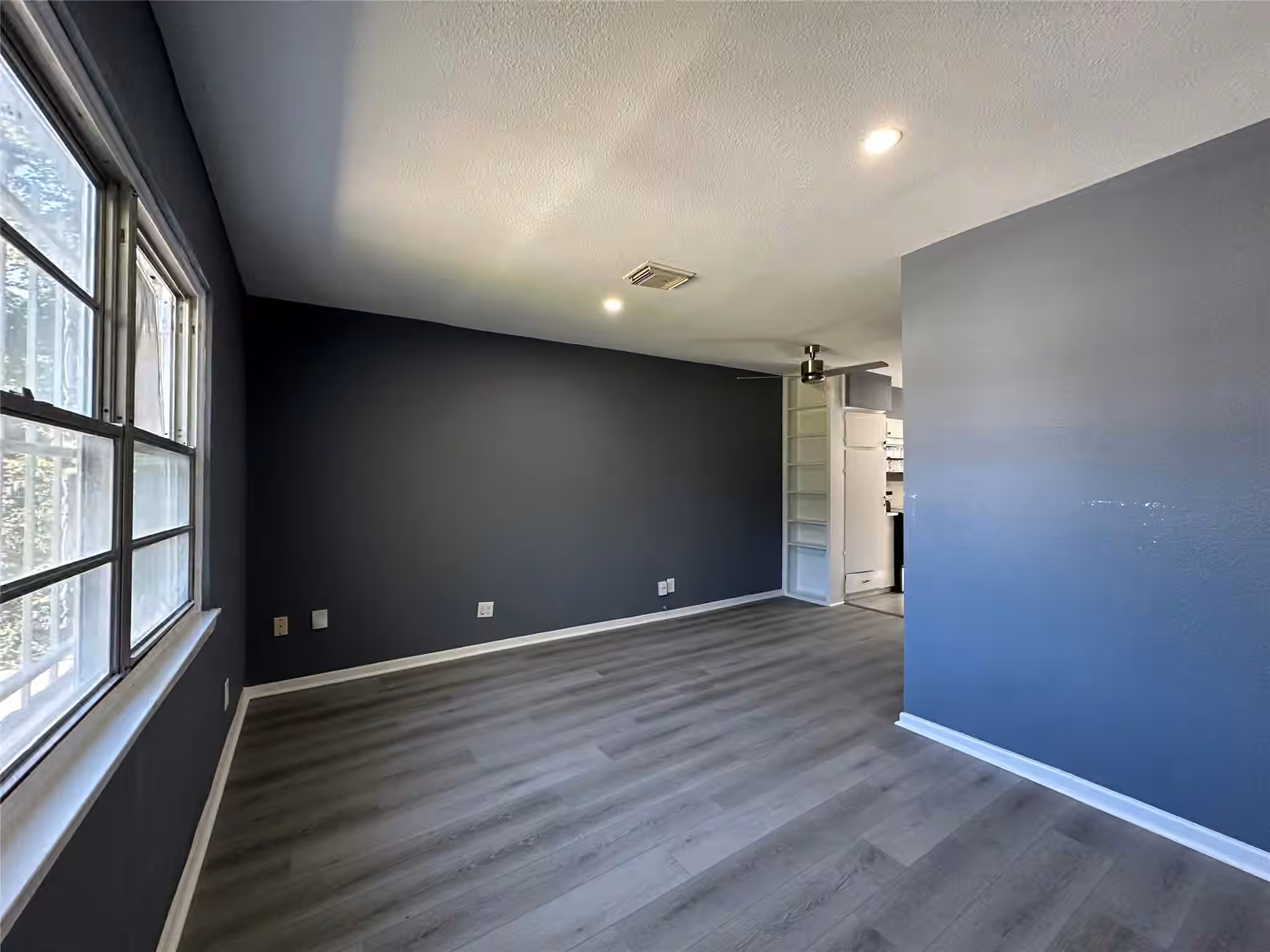 Photo 2 of 10313 Chesterfield Drive, Houston, TX