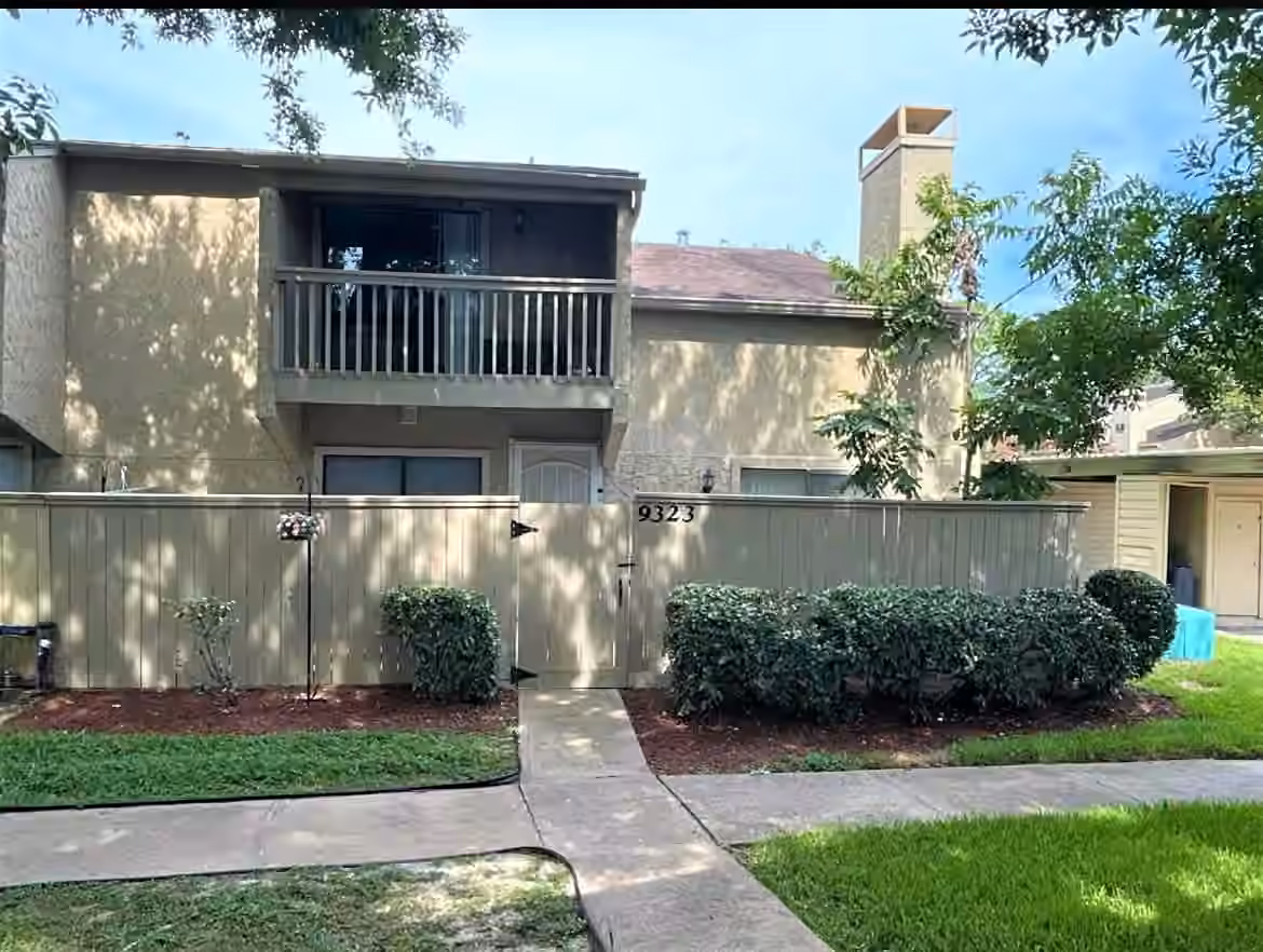 Photo 2 of 9323 Pagewood Lane, Houston, TX