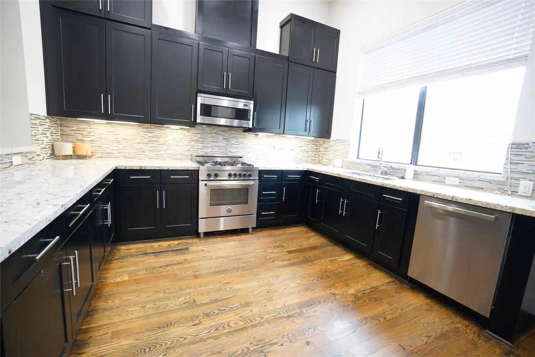 Photo 3 of 1206 W Dallas Street, Houston, TX