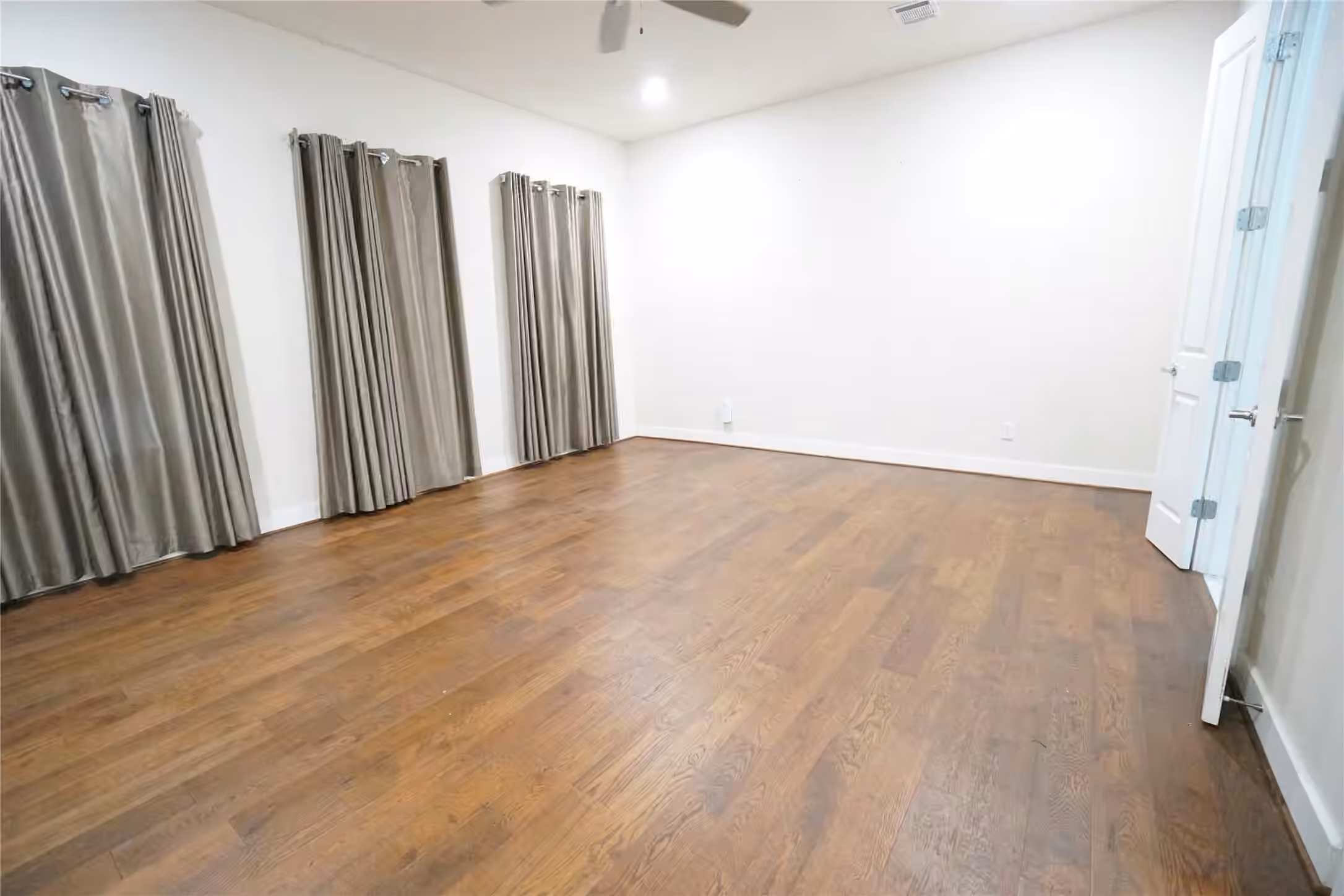 Photo 5 of 1206 W Dallas Street, Houston, TX