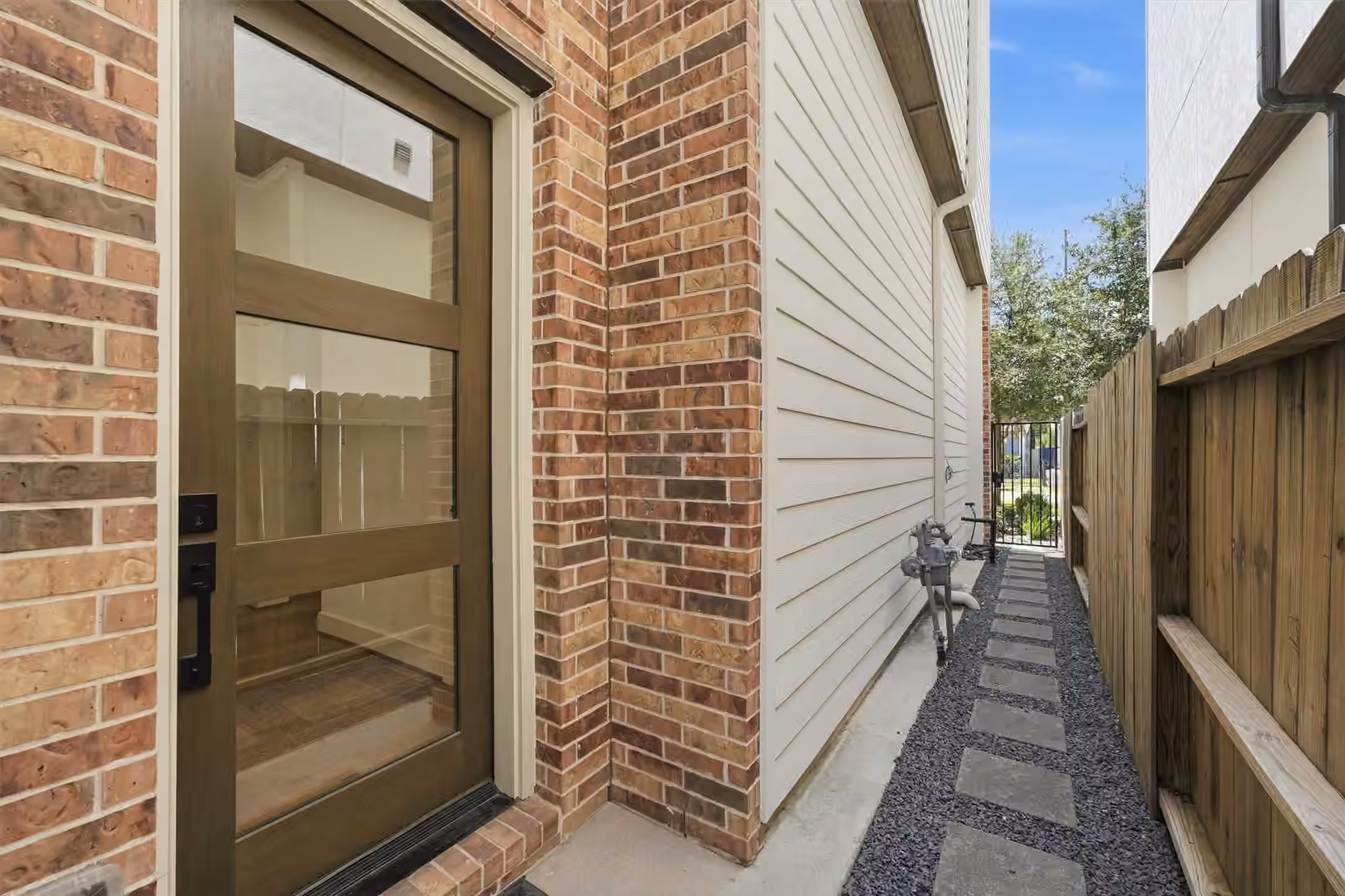 Photo 2 of 938 Alexander Street, Houston, TX
