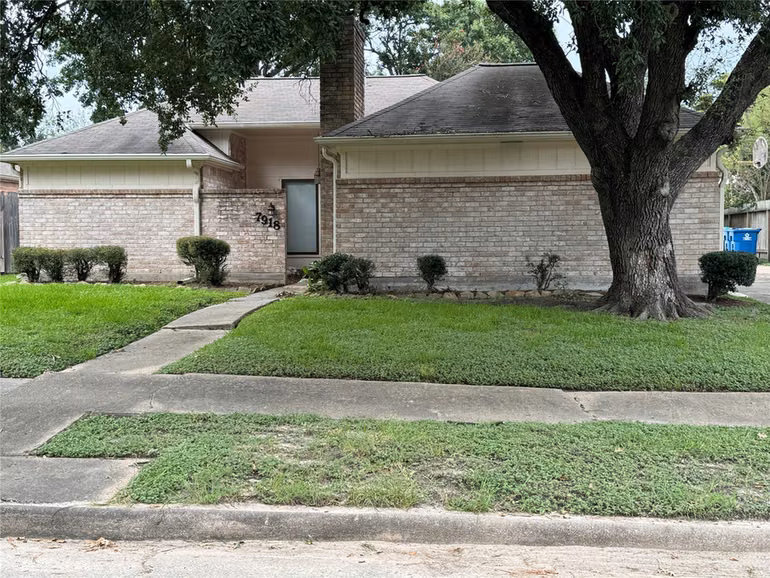 Photo 5 of 7918 MIDLAND FOREST Drive, Houston, TX