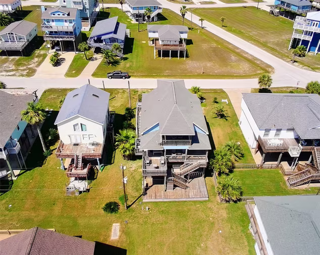 Photo 4 of 12930 Buccaneer Parkway, Freeport, TX